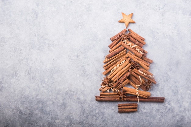 Sapin de Noël fait de bâtons de cannelle