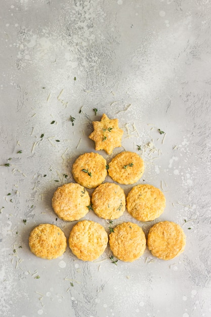 Sapin de Noël fait de biscuits au fromage savoureux ou de scones au thym et au fromage