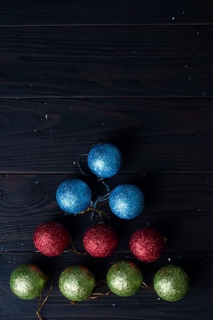 Sapin de Noël fait de boules colorées