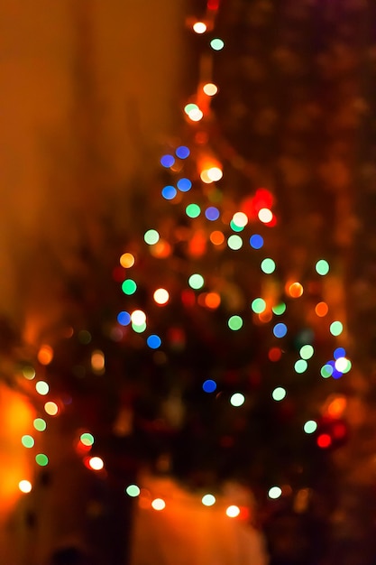 Photo sapin de noël flou coloré lumières bleues vertes rouges