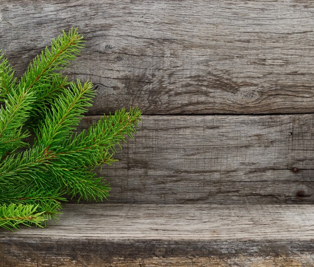 Sapin de Noël sur fond de bois ancien