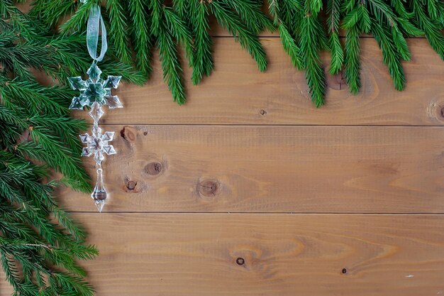 Sapin de Noël sur fond de bois bonne année