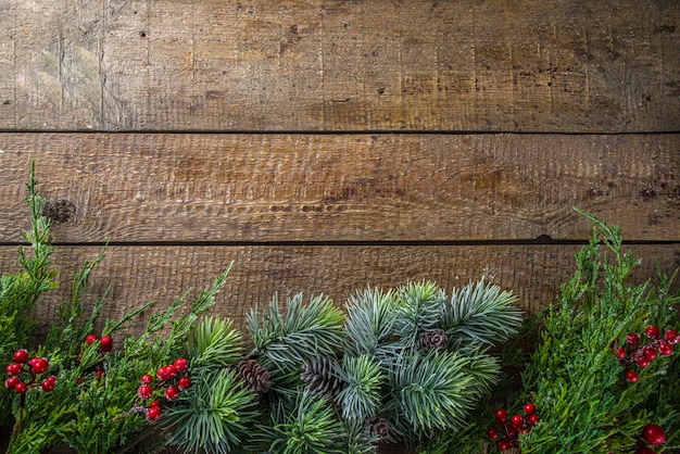 Sapin De Noël Sur Fond En Bois Avec Des Flocons De Neige. Fond de carte de voeux de Noël simple, ci-dessus avec espace de copie pour le texte