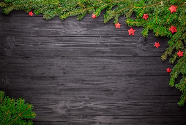 Sapin de Noël sur fond en bois noir