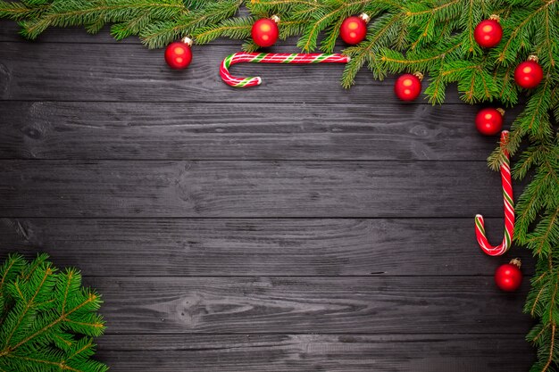 Sapin de Noël sur fond en bois noir