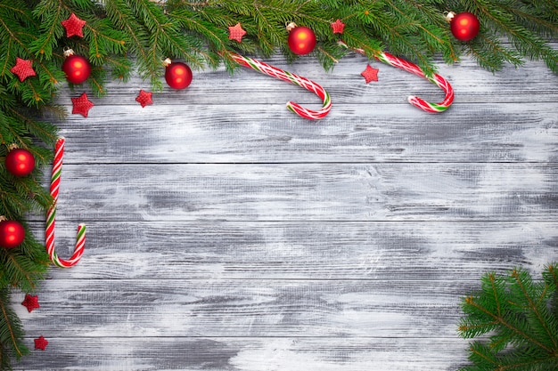 Sapin de Noël sur fond en bois