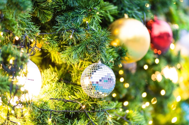 sapin de Noël avec fond de décorations.