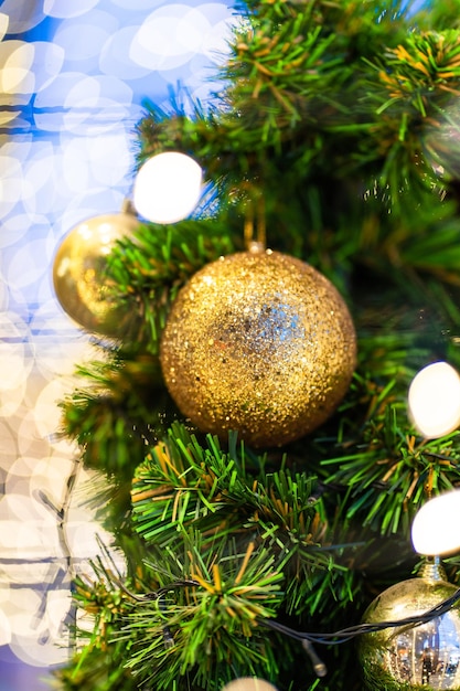 sapin de Noël avec fond de décorations.