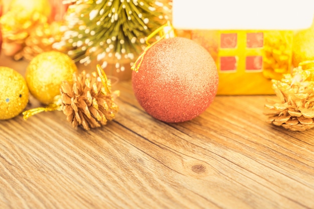 Sapin de Noël sur fond de planche de bois avec espace de copie