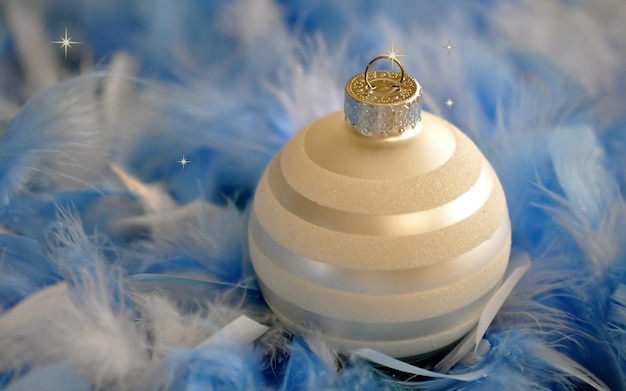 Sapin de Noël jouet boule blanche en plumes.