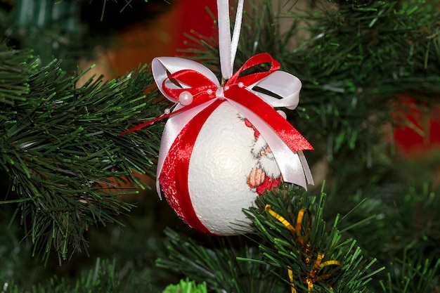 Sapin de Noël jouet boule blanche avec ruban