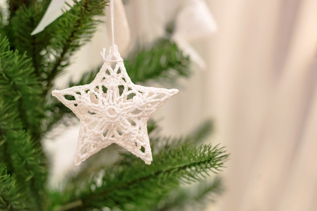 Sapin de Noël avec des jouets et de la neige décorative