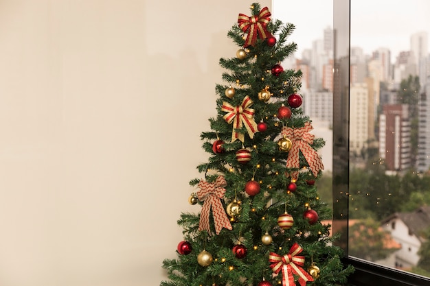 Sapin de Noël à la lumière du jour, avec un paysage de ville