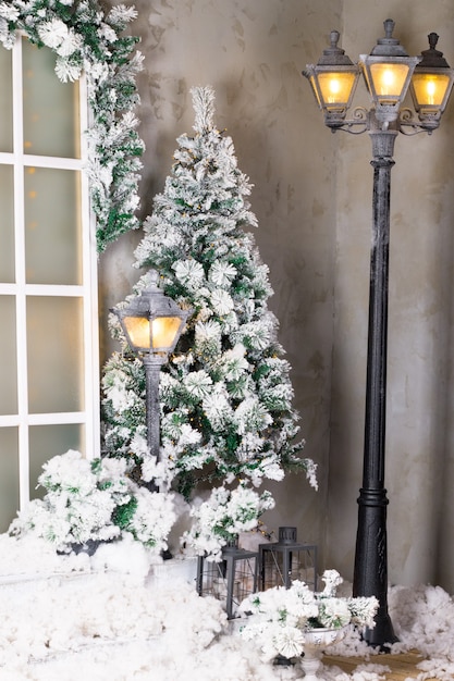 Sapin de Noël en plein air dans la neige