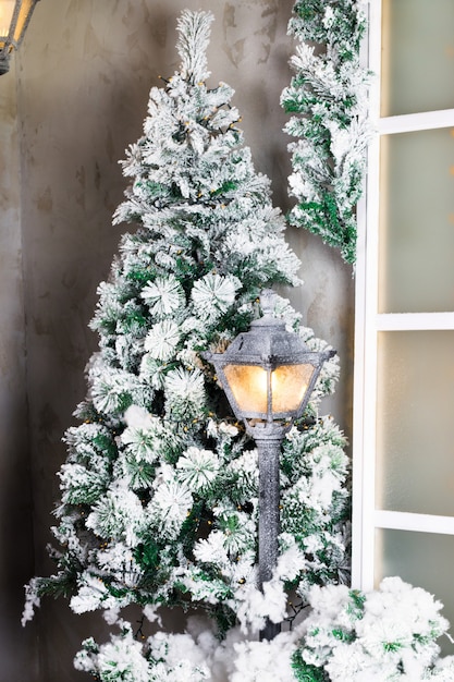 Sapin de Noël en plein air dans la neige