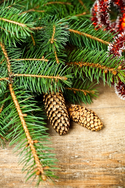 Sapin de Noël avec des pommes de pin.