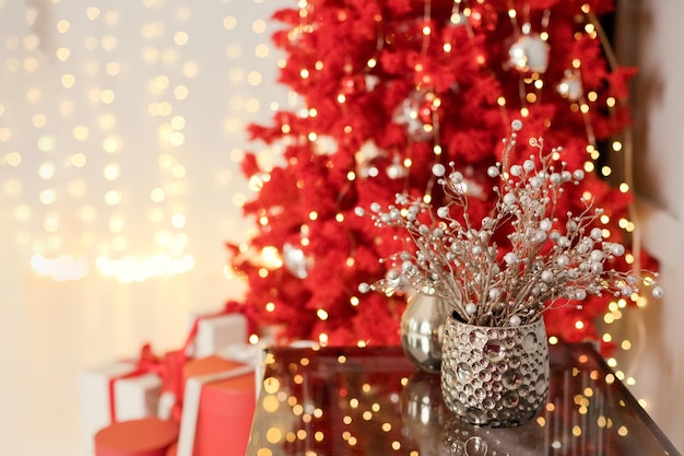 Sapin de Noël rouge avec des décorations dorées