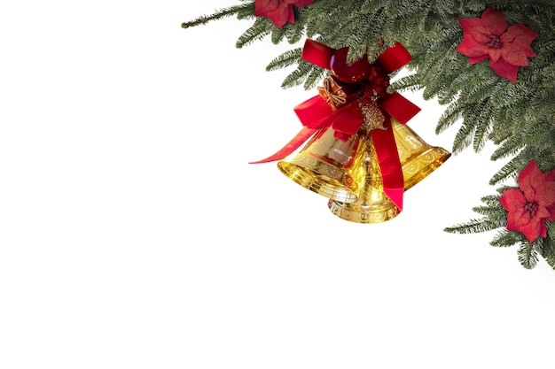 Un sapin de Noël avec un ruban rouge et une cloche accrochée à celui-ci