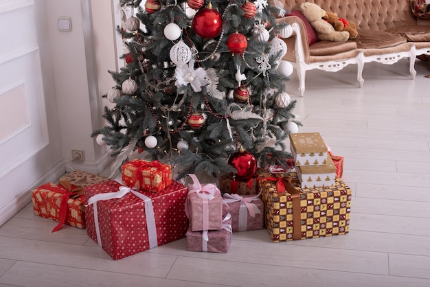 Sapin de Noël. Sapin de Noël. cadeaux et jouets sous le sapin de Noël.