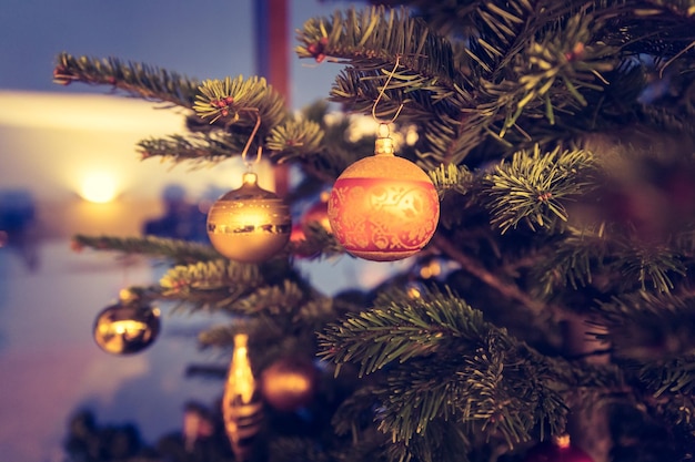 Sapin de Noël traditionnel avec décoration de Noël gros plan de boule de Noël Carte postale