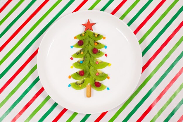 Photo sapin de noël en tranches de kiwi sur assiette