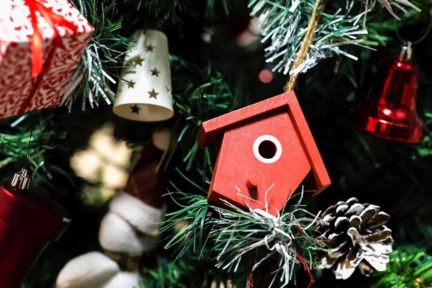 Sapin de Noël vert décoré de jouets