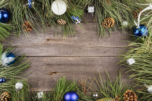 Sapin withtree et bijoux de Noël sur fond de cadre en bois