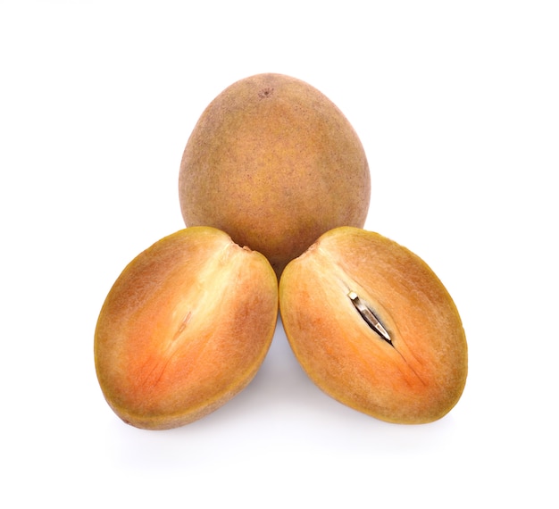 Sapodilla fruit sur fond blanc.