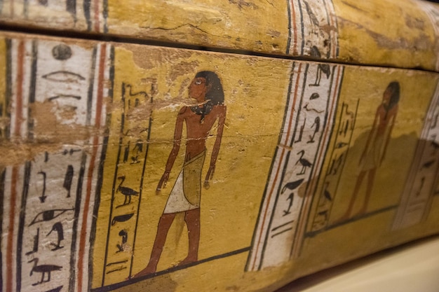 Un sarcophage égyptien avec des peintures