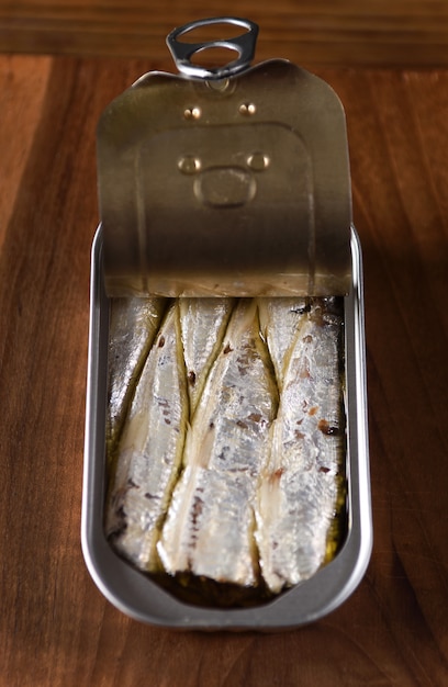 Photo sardine en conserve sur table en bois