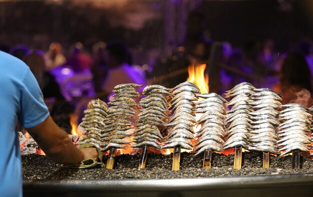 sardines au feu sur la plage