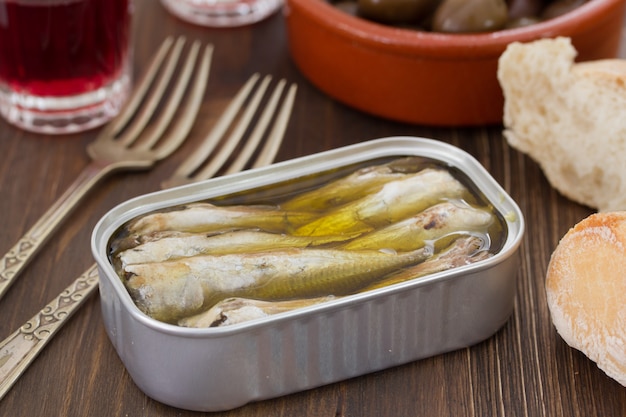 Sardines en boîte de fer sur bois marron