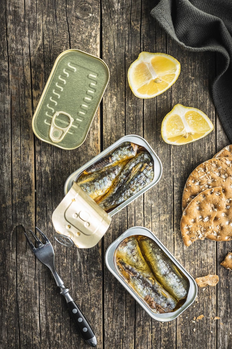 Photo sardines en conserve poisson de mer en boîte de conserve sur table en bois vue de dessus