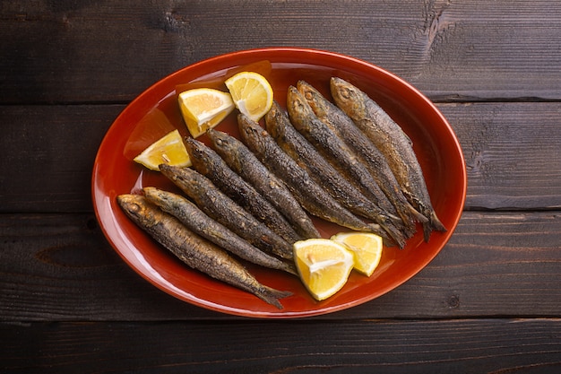 Les sardines fraîchement préparées font partie de la cuisine méditerranéenne, vue de dessus, fond en bois