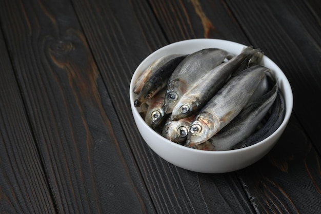 Sardines fraîches sur fond de bois rustique