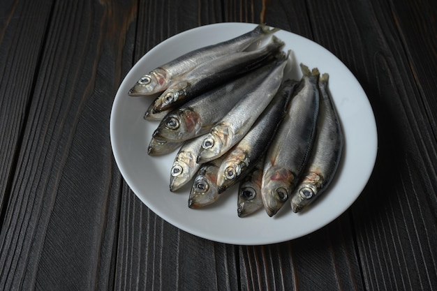 Sardines fraîches sur fond de bois rustique