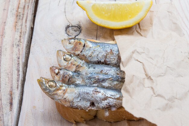 Sardines frites sur l'assiette