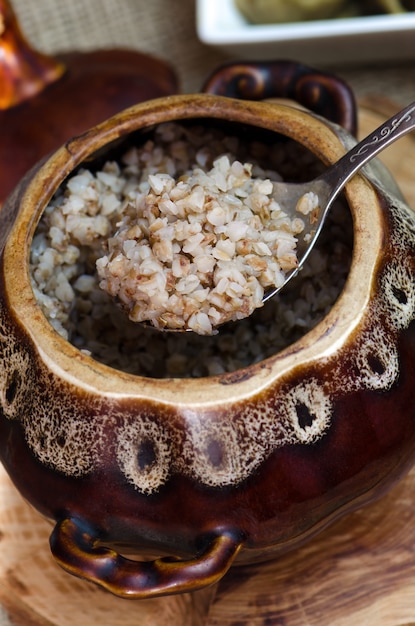 Sarrasin cuit dans un pot en argile.