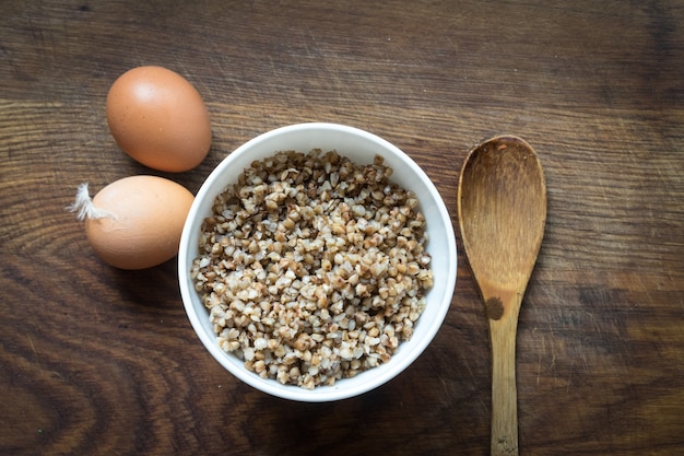 Sarrasin dans un bol alimentaire naturel