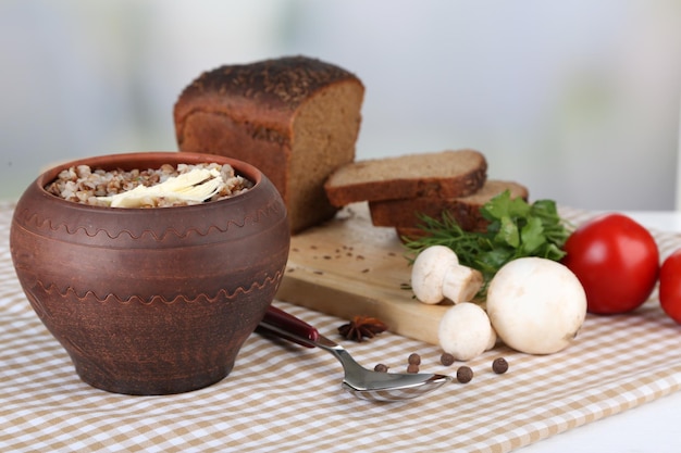 Sarrasin en pot avec du pain et des légumes gros plan