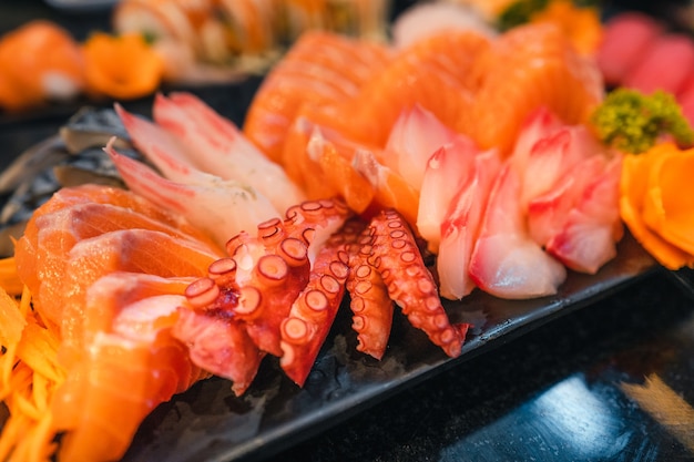 Sashimi sur une assiette dans un restaurant japonais, sushi et sashimi