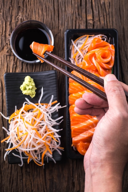 Sashimi au saumon sur une table en bois