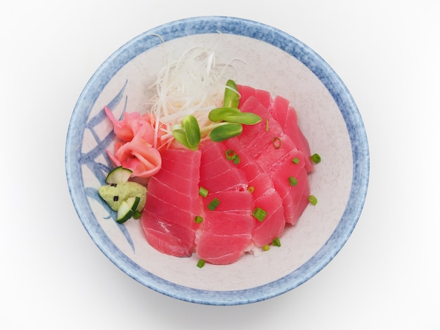 Photo sashimi au thon dans un bol