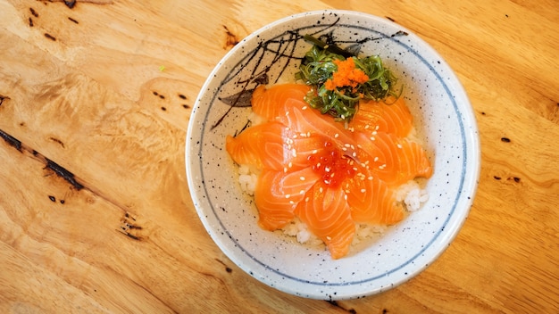 Photo sashimi cru au saumon avec riz (nourriture japonaise).