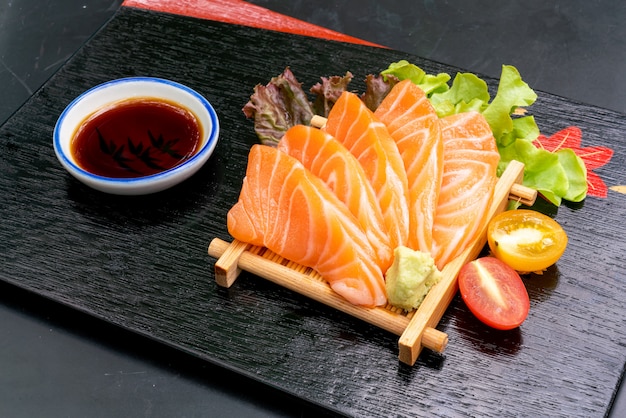 Sashimi cru de saumon frais avec sauce soja