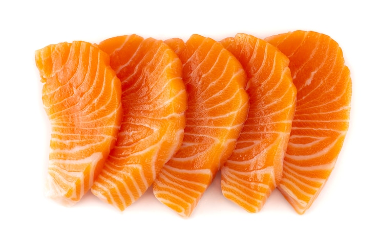 Photo sashimi cru de saumon isolé sur fond blanc