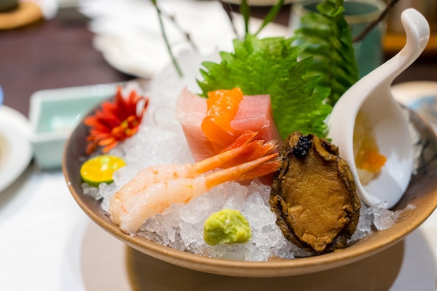 Sashimi japonais sur la glace dans le restaurant