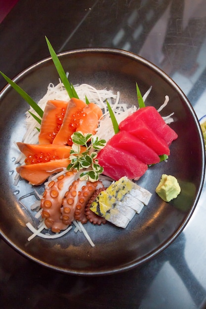 Sashimi (nourriture japonaise). Fruits de mer crus tranchés dans un bol.