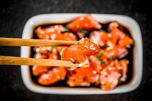 Sashimi de saumon aux graines de sésame