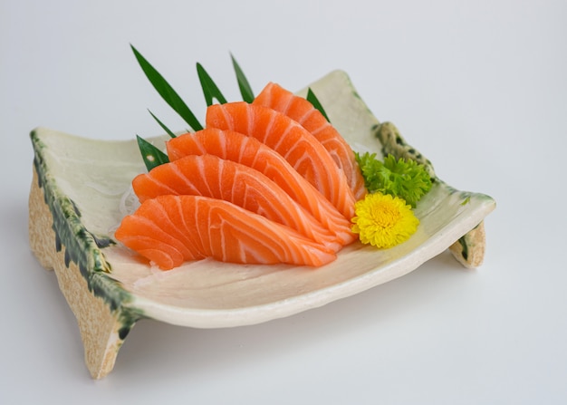 Sashimi de saumon cru tranché sur plaque